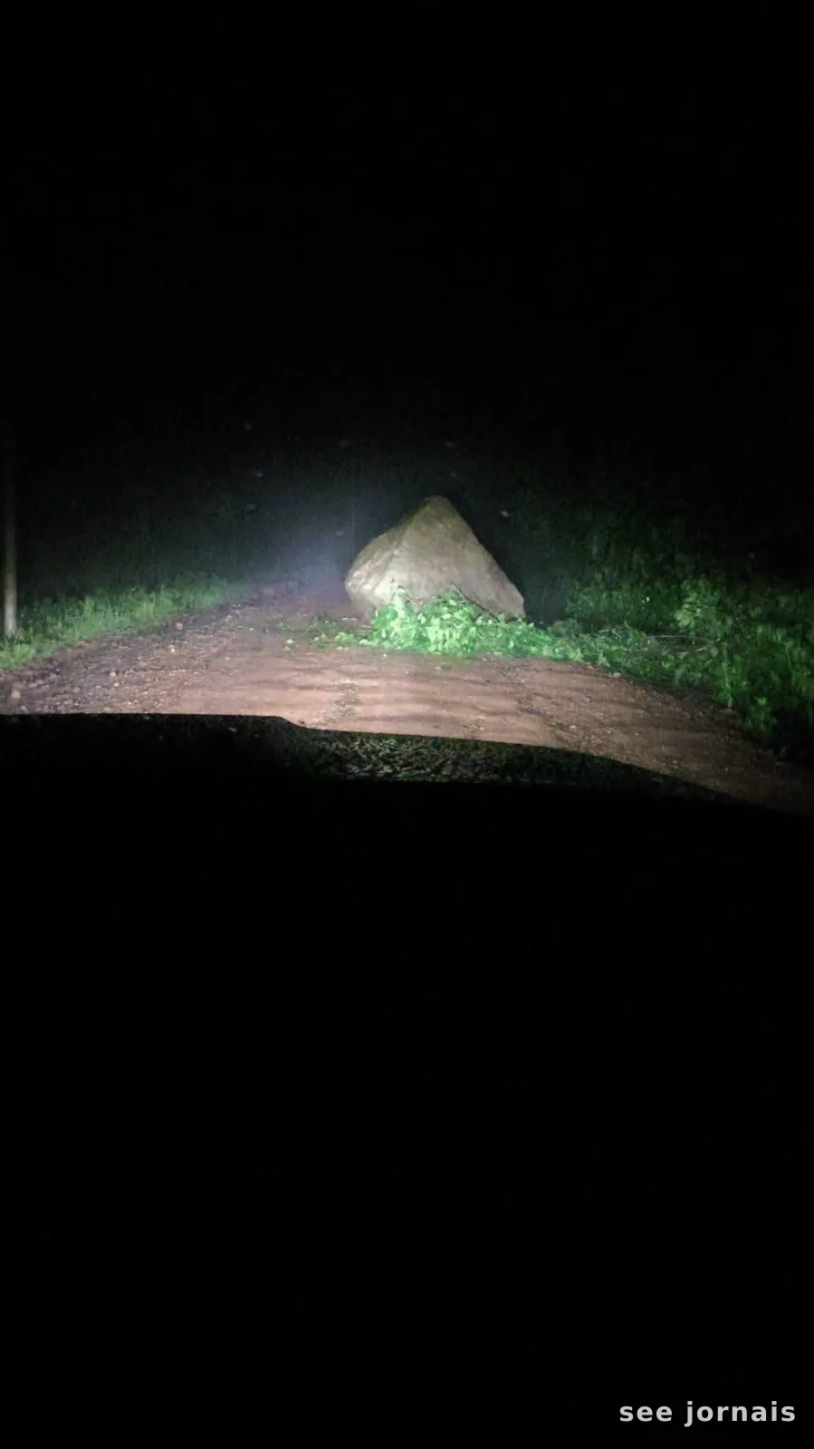 Pedra cai sobre estrada da Serra Vencida em Presidente Getúlio e exige cautela