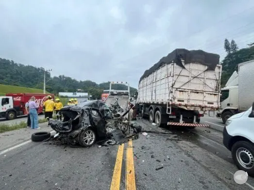 BR-470 tem trecho bloqueado após colisão grave entre carro e caminhão em Blumenau