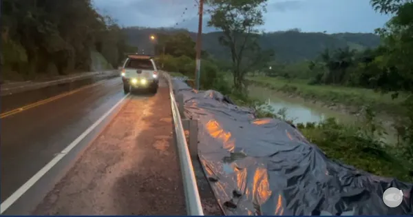 Terreno cede na SC-340 em Presidente Getúlio e rodovia segue liberada