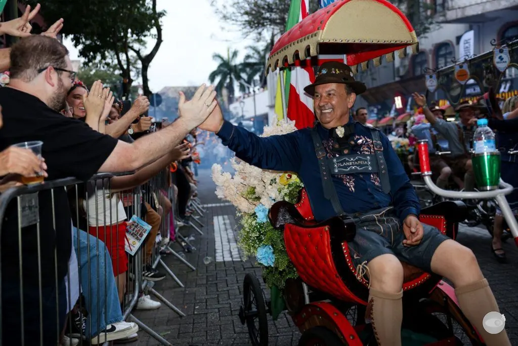 Governador participa do desfile da 41ª Oktoberfest de Blumenau