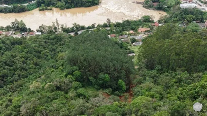 Defesa Civil de Apiúna notifica famílias para desocupação preventiva por risco de deslizamento