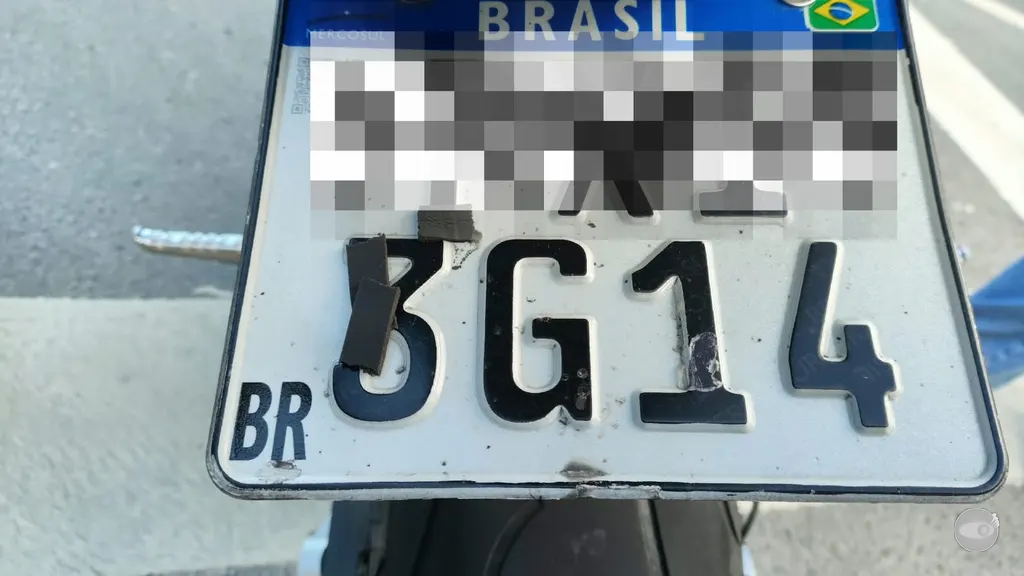 PRF flagra motocicleta com placa adulterada por fita adesiva na BR-470, em Blumenau