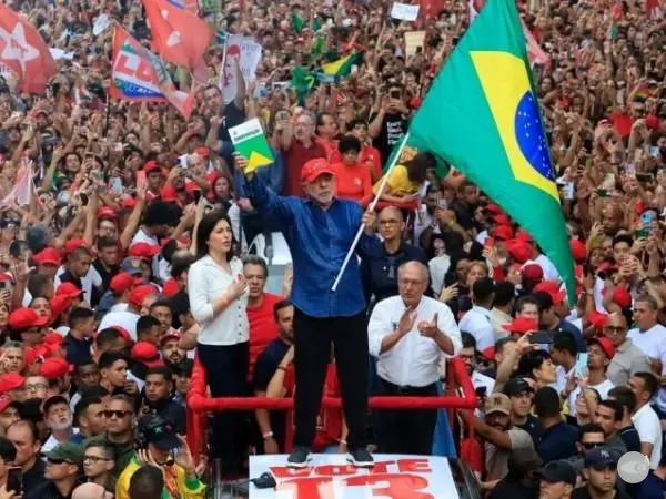 Lula vence Flávio Bolsonaro e é reeleito para o quarto mandato na Presidência