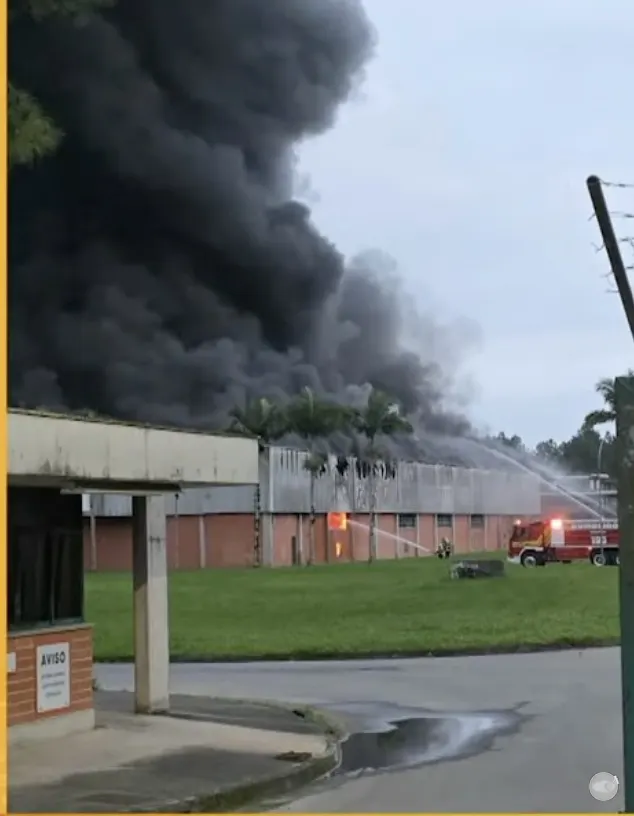 Incêndio em galpão da Cremer mobiliza 25 bombeiros em Blumenau