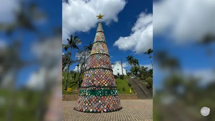 Rodeio prepara árvore de Natal em crochê de 14 metros para 2026