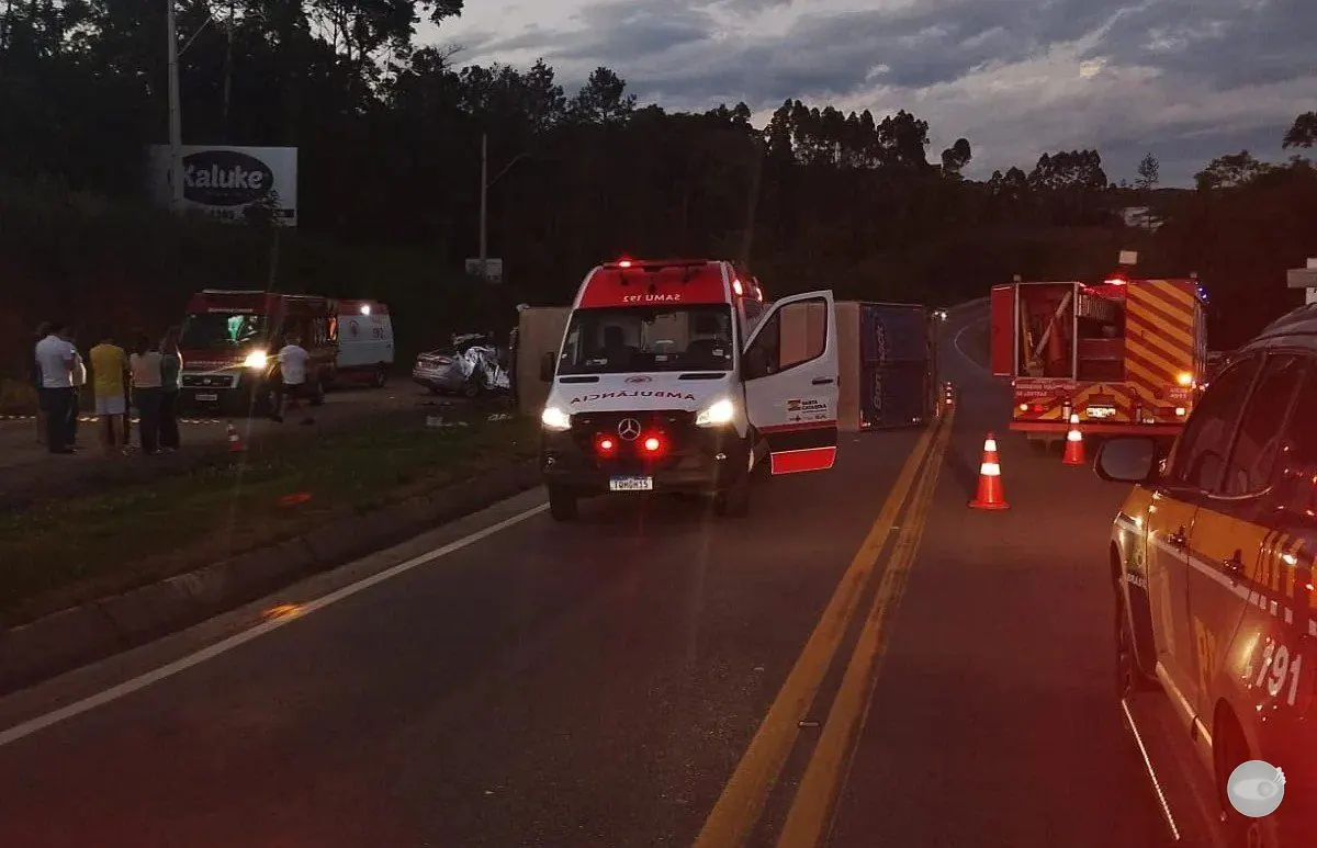 Colisão entre carro e caminhão mata quatro pessoas na BR-470 em Lontras