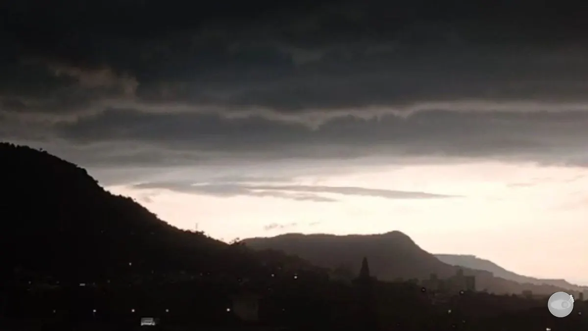 Nuvem escura cobre Rio do Sul após alerta de tempestade severa em SC
