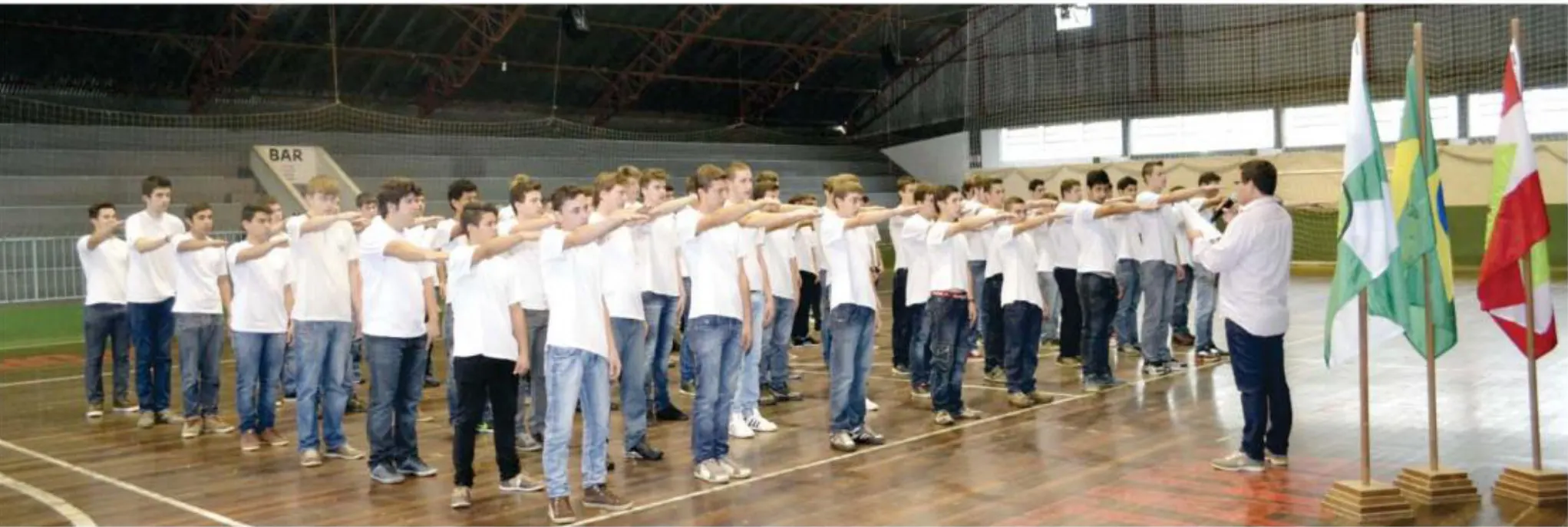 Jovens prestam juramento à Bandeira