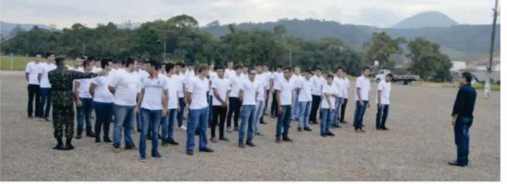 Jovens participam do juramento a bandeira e entrega do Certificado de Dispensa de Incorporação