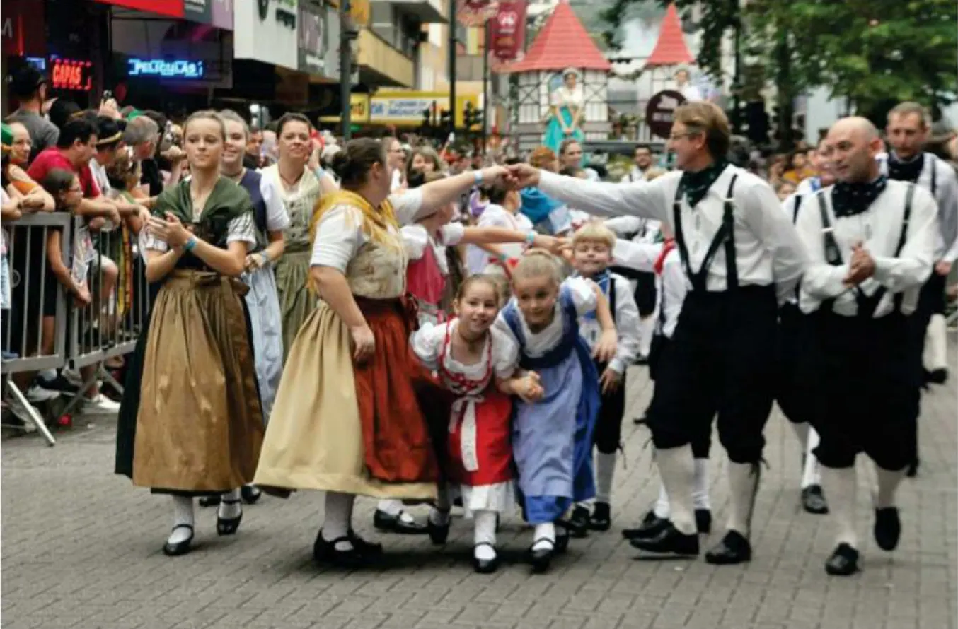 Mais de 90 atrações encantam público no des le de abertura da Oktoberfest
