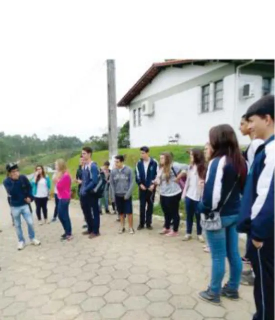 Alunos realizam atividade de campo