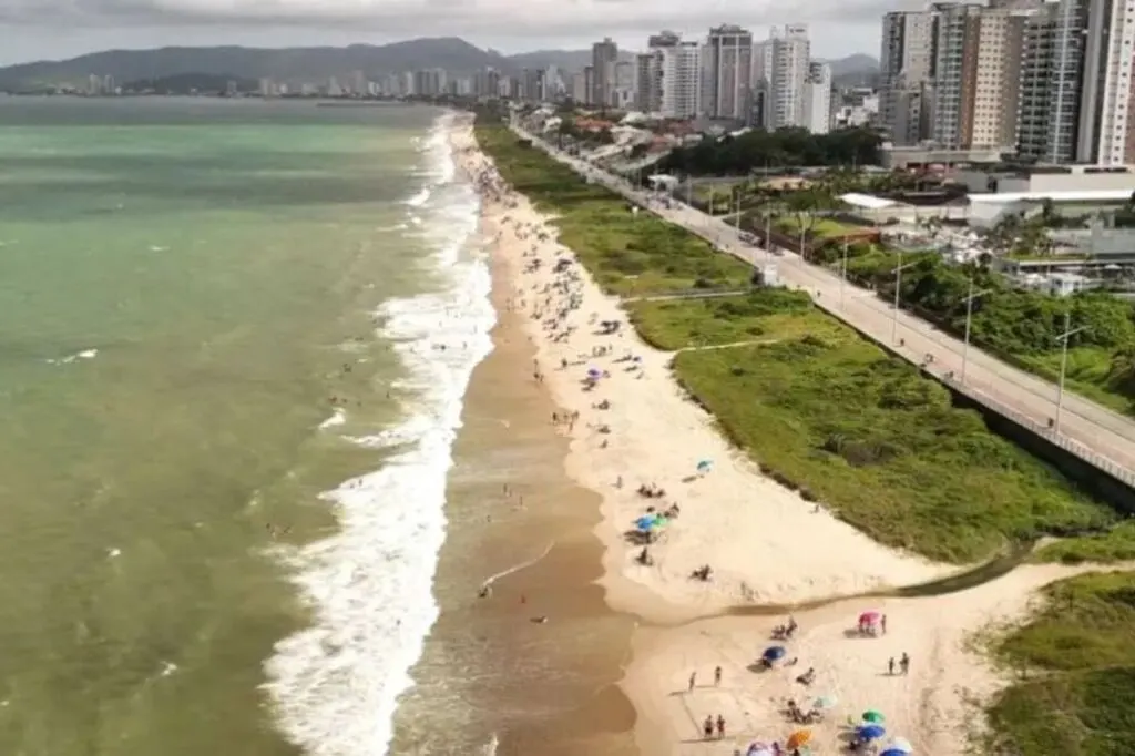 Por que uma praia de SC baixou a Bandeira Azul na temporada de verão?