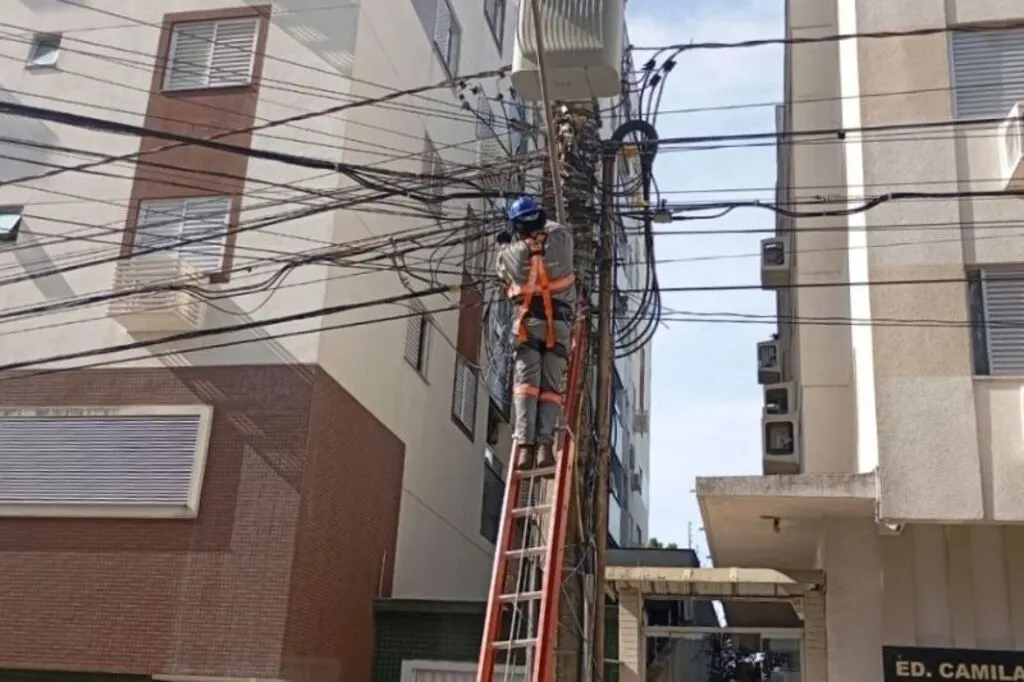 Criciúma retira 500 quilos de cabos irregulares em apenas uma rua