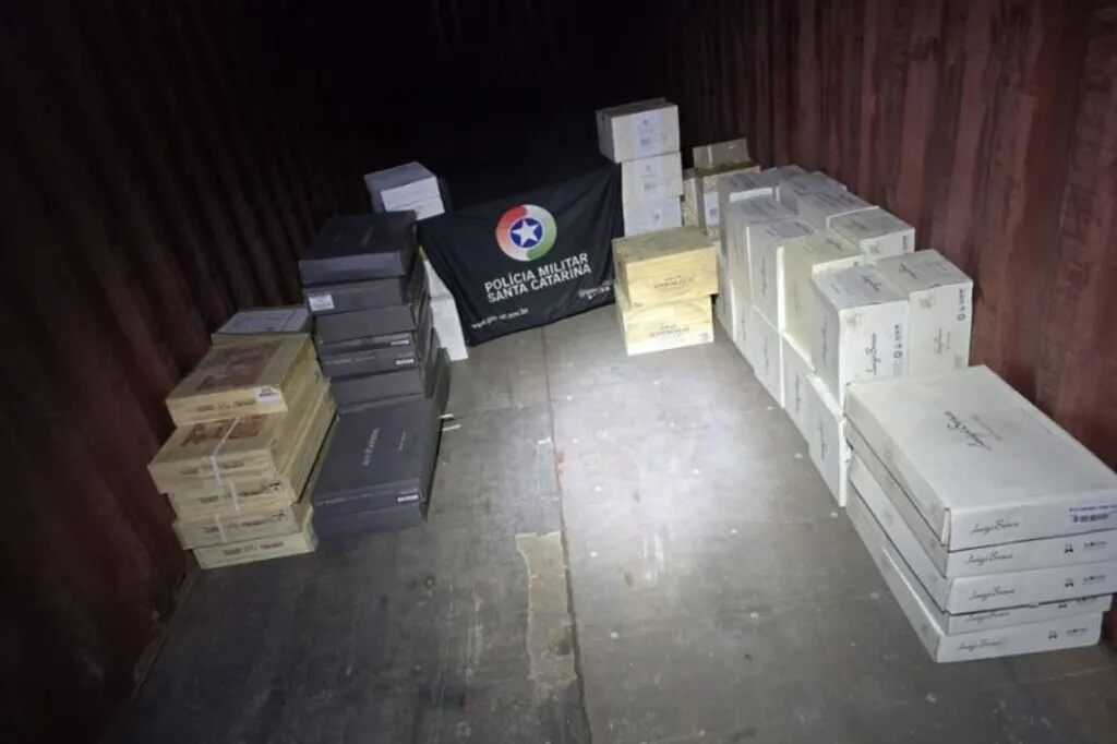 Polícia Militar intercepta carga ilegal de vinho argentino apreendido no Oeste Catarinense