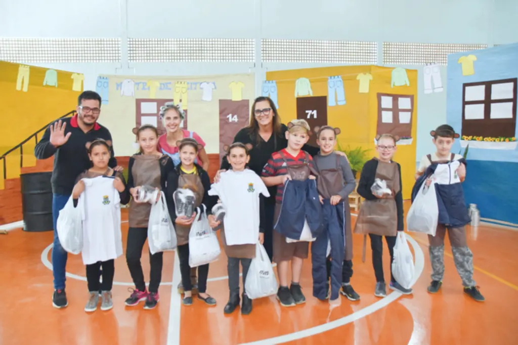 Apiúna realiza entrega de uniforme escolar