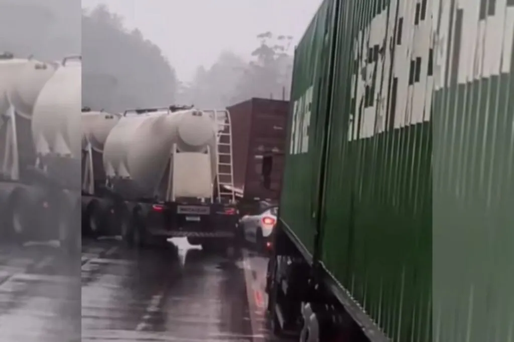 Filas de até 13 km se formam na BR-101 após dois acidentes com carretas em Joinville