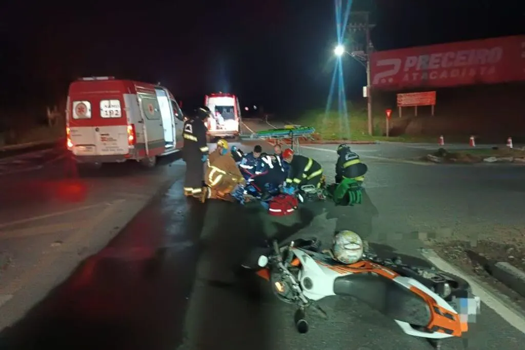 Acidente entre caminhão e motocicleta deixa homem inconsciente na BR-470 em Rodeio