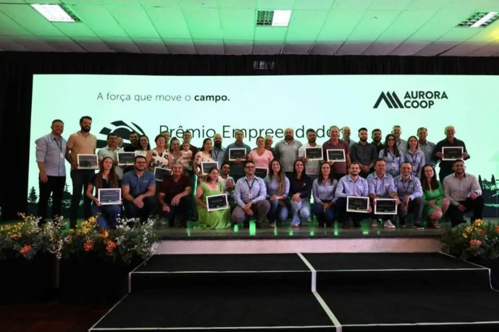 Aurora Coop premia técnicos e empresários rurais destaques em produtividade