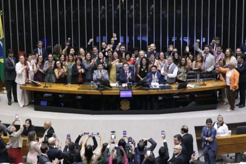Câmara aprova projeto que cria regras para proteger crianças em ambientes digitais