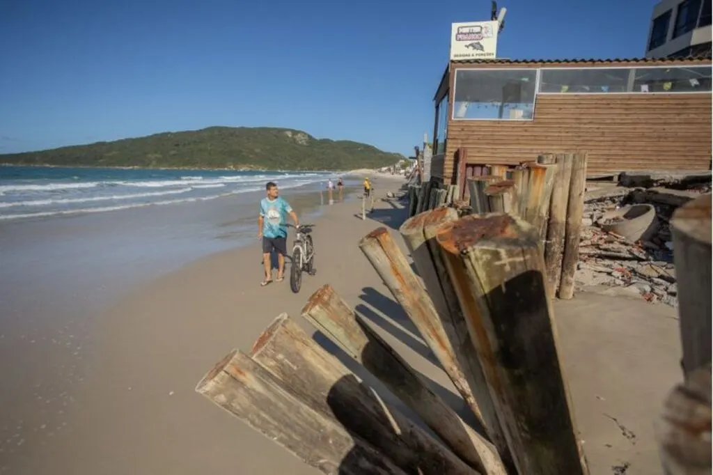 Após destruição de muros, moradores dos Ingleses convivem com nova ameaça da maré alta em Florianópolis