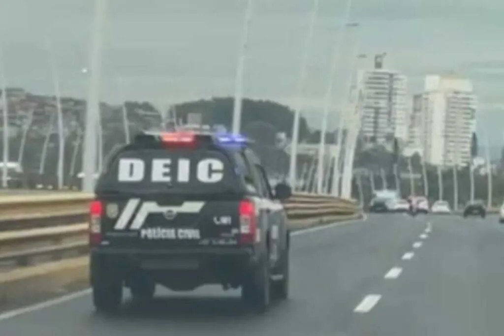 Grupo que fornecia fuzis para facção carioca é alvo de operação em SC