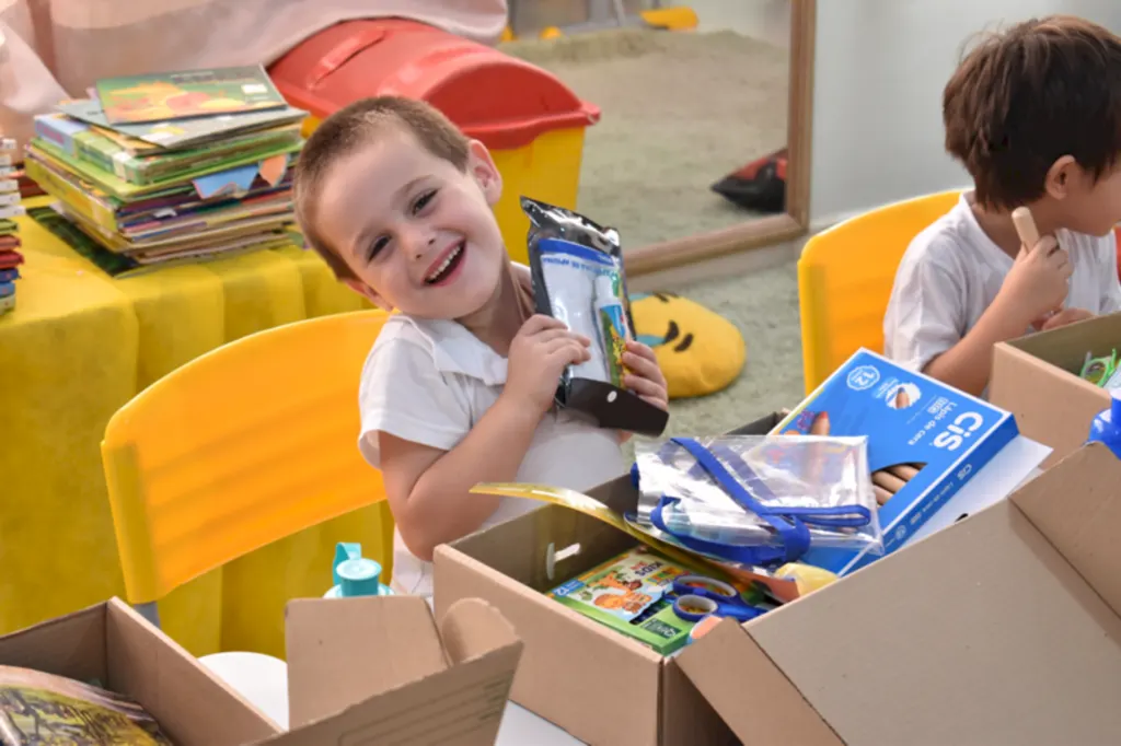 Alunos da rede municipal de ensino recebem material escolar gratuito