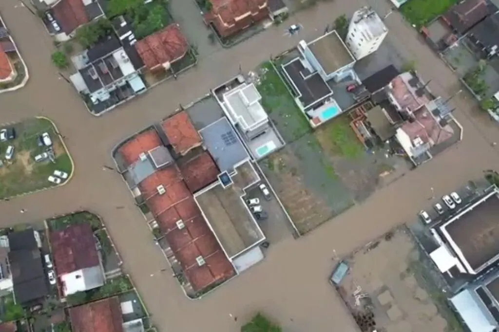 Norte de Santa Catarina enfrenta nova onda de chuva intensa com ventos fortes, alerta Inmet