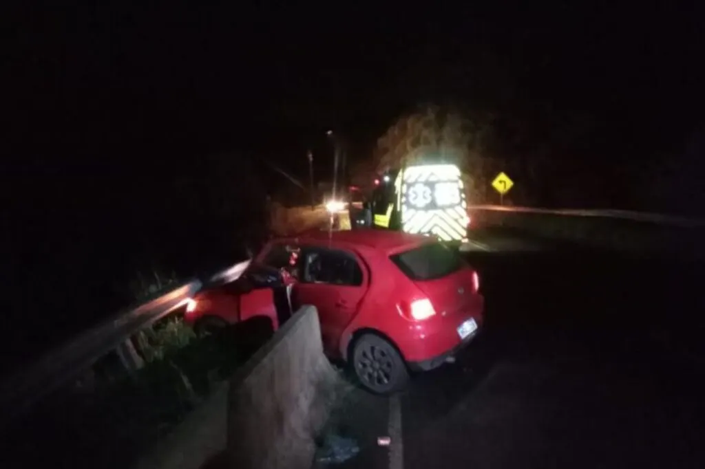 Motorista fica ferido em acidente na SC-480 sobre a ponte do Rio Chapecó