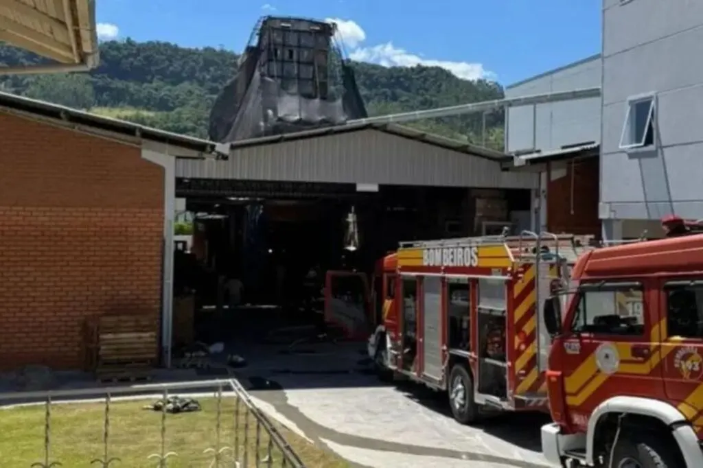 Bombeira se fere em queda durante incêndio em empresa de Rio do Sul (SC)
