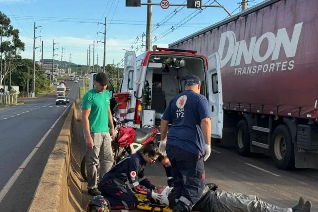 Acidente em Chapecó deixa dois feridos após queda de moto na Avenida Leopoldo Sander