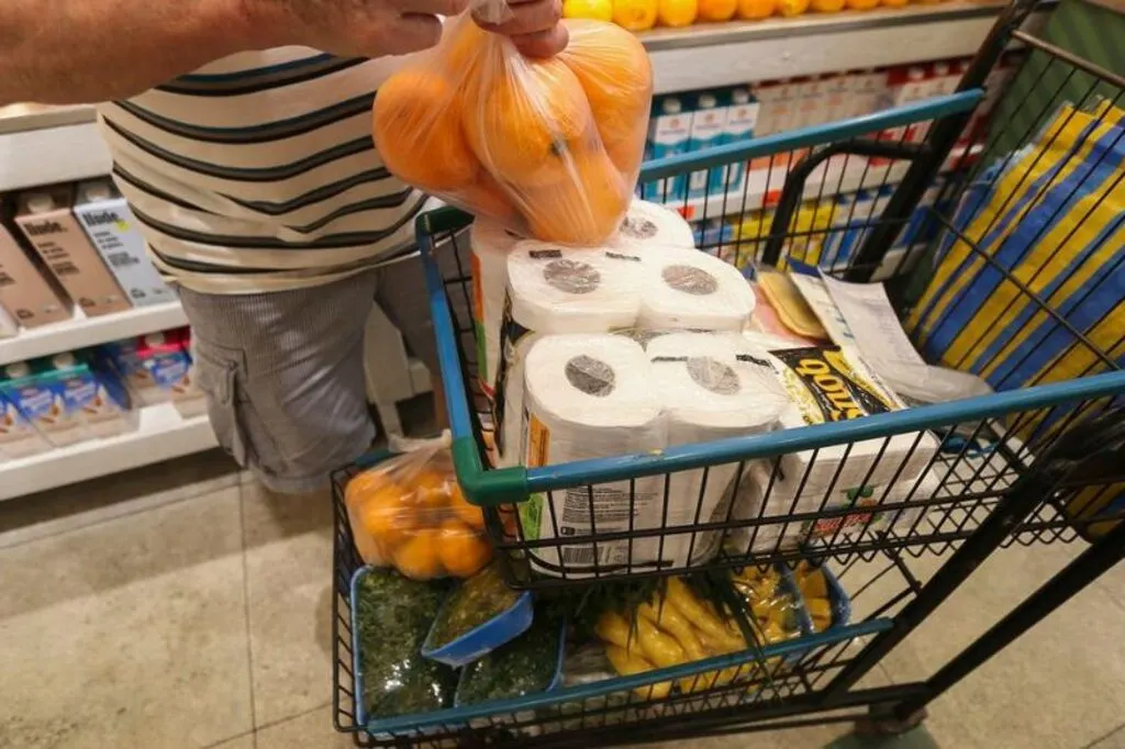 Prévia da inflação de março fica em 0,44%, pressionada por alimentos