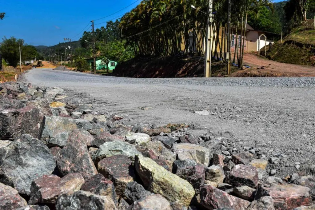 Obras de pavimentação da Rua Indaial, no bairro Ilse, avançam para nova etapa