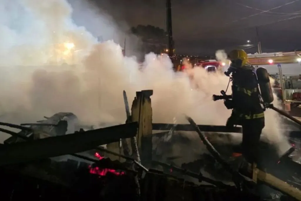 Incêndio em residência em Lages mobiliza bombeiros após suspeita de crime