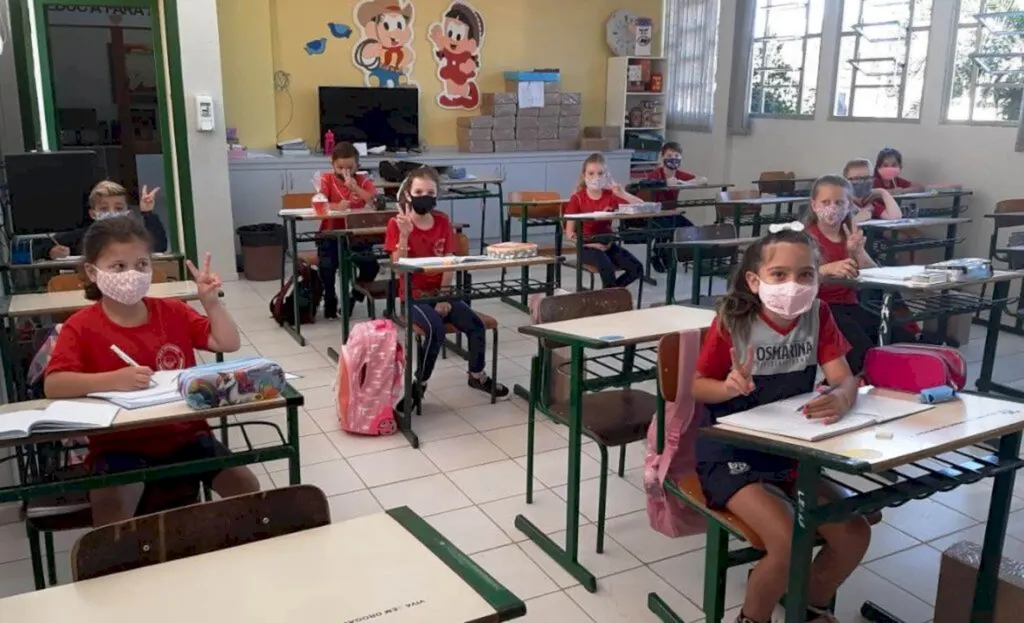 Sete em cada 10 escolas estaduais funcionam com modelo misto