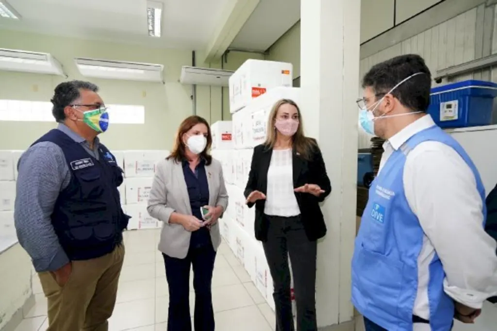 Nova secretária de Saúde cumpre primeira agenda de trabalho com Daniela Reinehr em vistoria à central estadual de distribuição de vacinas