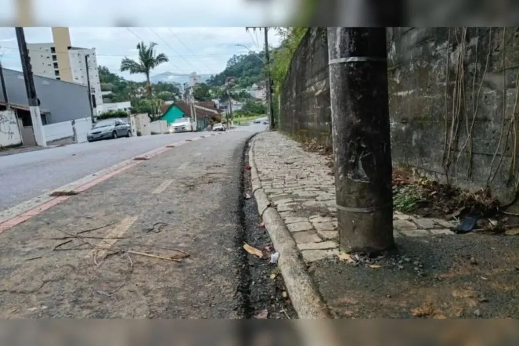 Passageiro morre e piloto fica gravemente ferido em acidente com moto em Blumenau
