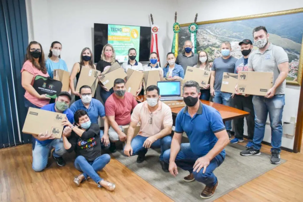 Professores recebem Notebooks
