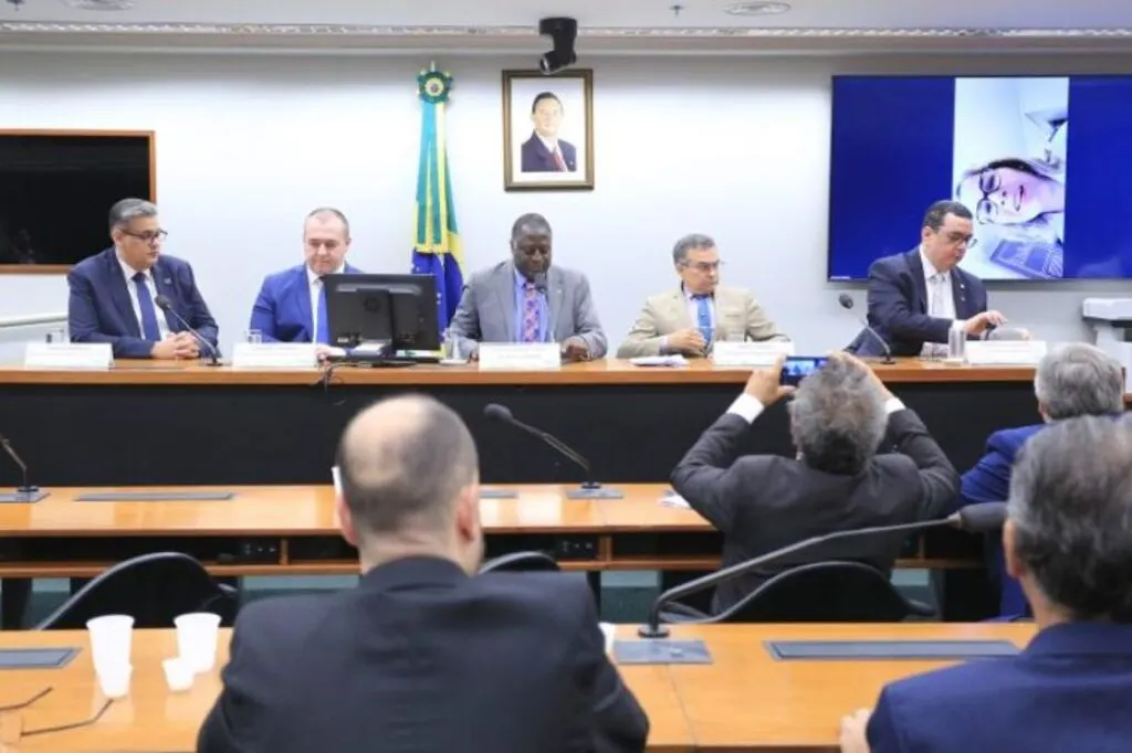 Deputados pedem explicações ao Ministério da Saúde sobre denúncias contra o programa Mais Médicos