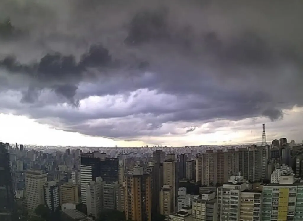 Tempestade se aproxima de SC com nova frente fria e ventos de até 100 km/h