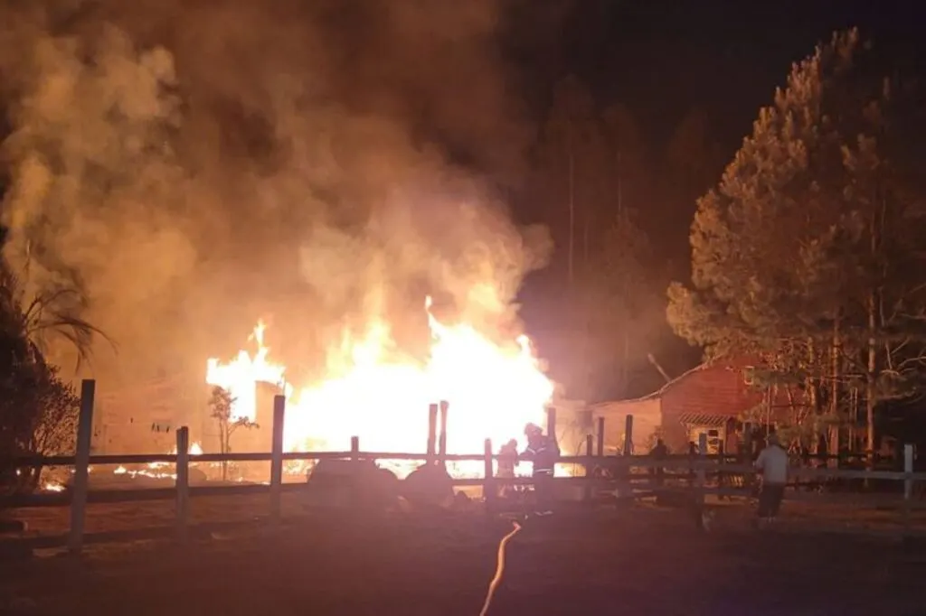 Incêndio destrói casa e mobiliza bombeiros em Lages, na Serra Catarinense