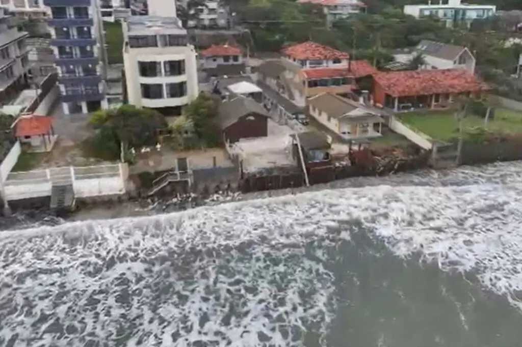 Ressaca que destruiu casas em SC não tem relação com “engorda” da praia, diz especialista