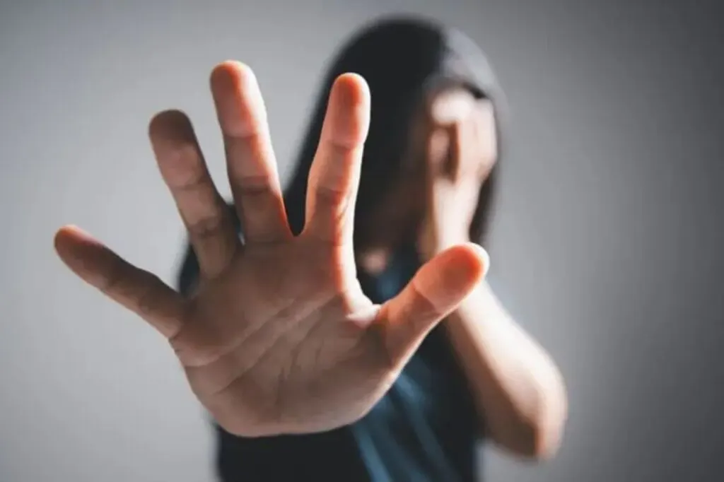 Mãe e filho fogem de cárcere privado após horas de agressões em Criciúma