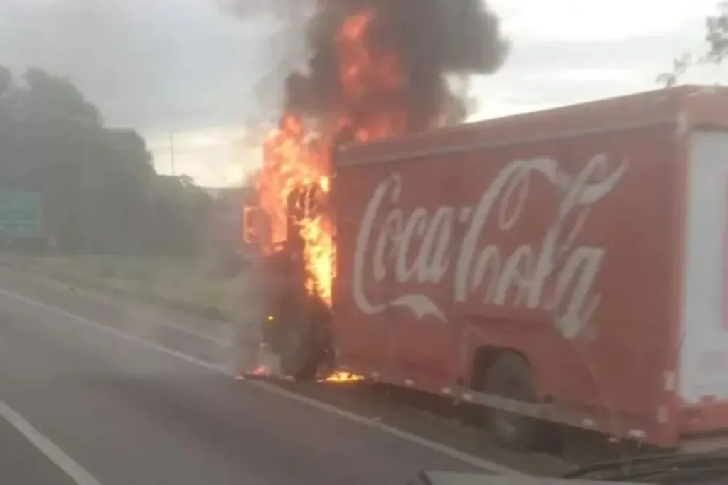 Caminhão pega fogo na BR-101 e mobiliza equipes de emergência em Garuva