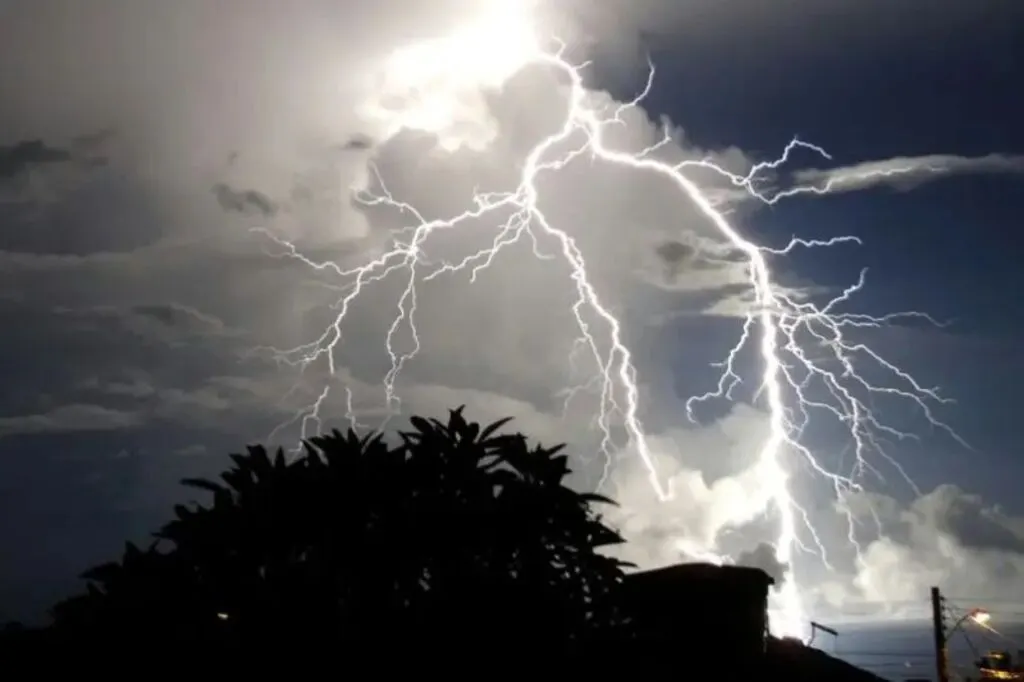 Inmet alerta 57 cidades de SC para chuvas intensas no Ano Novo