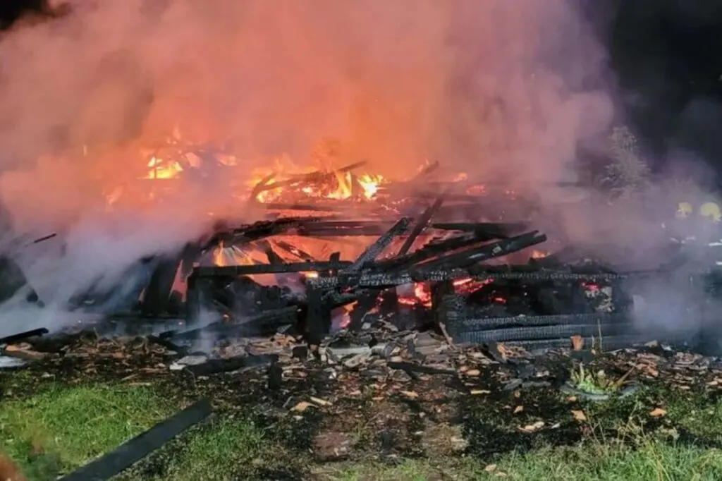 Incêndio em Otacílio Costa destrói casa de madeira no bairro Bem Morar