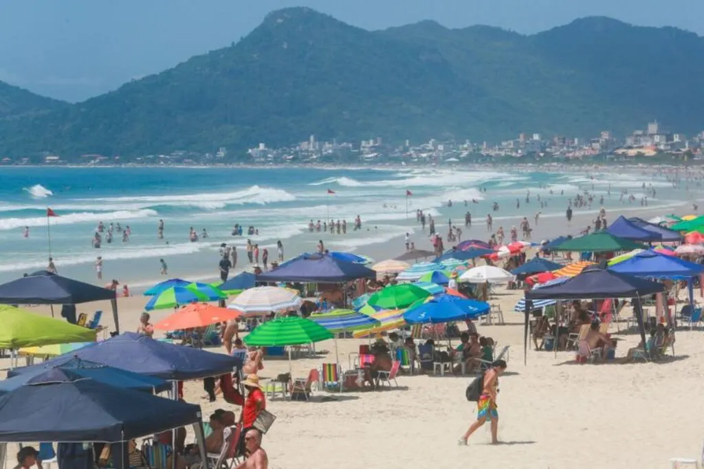 Relatório de Balneabilidade do litoral de SC aponta 75,68% das praias monitoradas próprias para banho