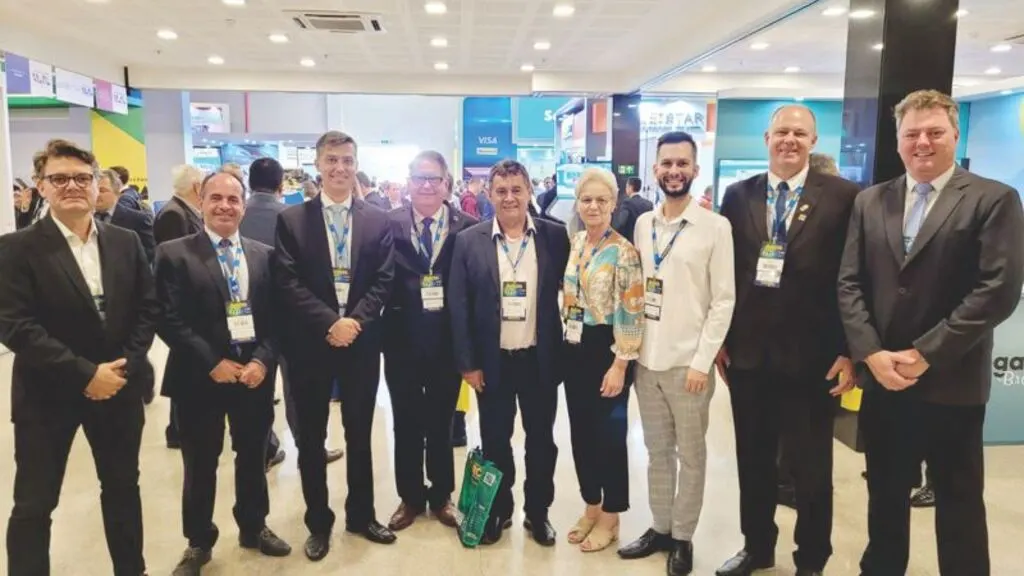 Arão lidera comitiva de prefeitos no maior evento municipalista brasileiro