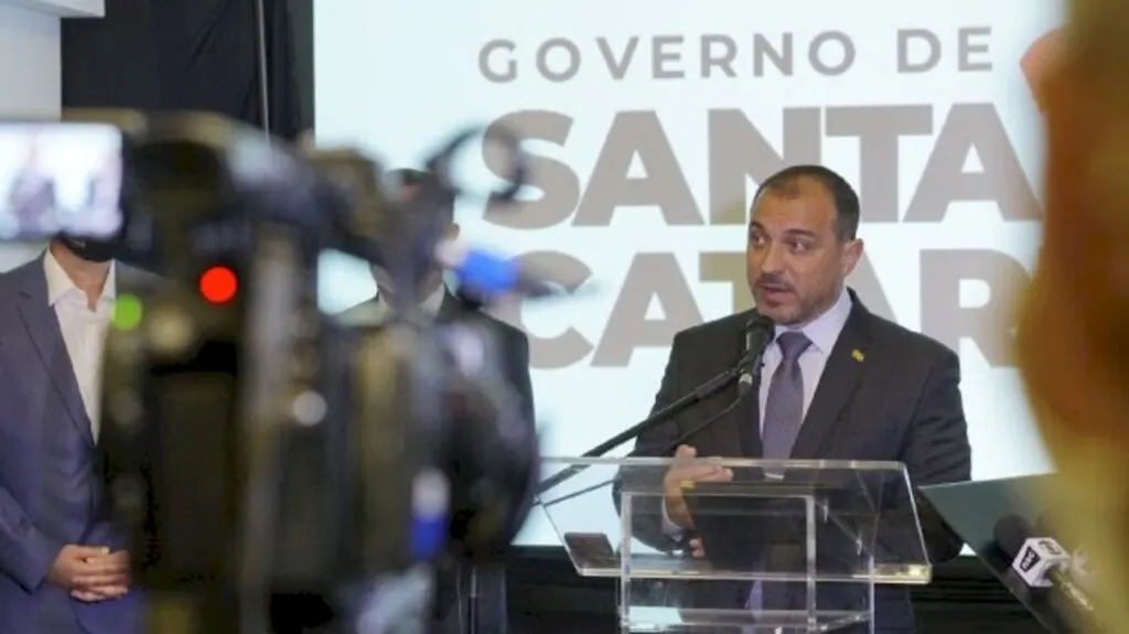 'A verdade foi restabelecida. Santa Catarina retorna aos trilhos', afirma governador Carlos Moisés de volta ao cargo