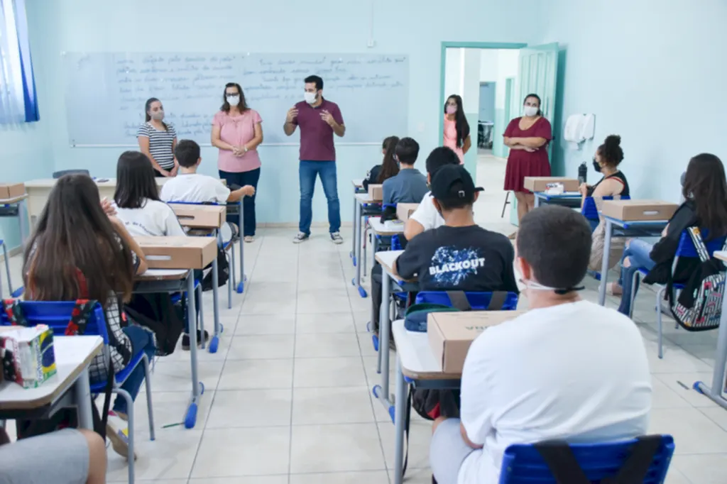 Alunos e professores da Rede Municipal de ensino de Apiúna receberam kit de material escolar