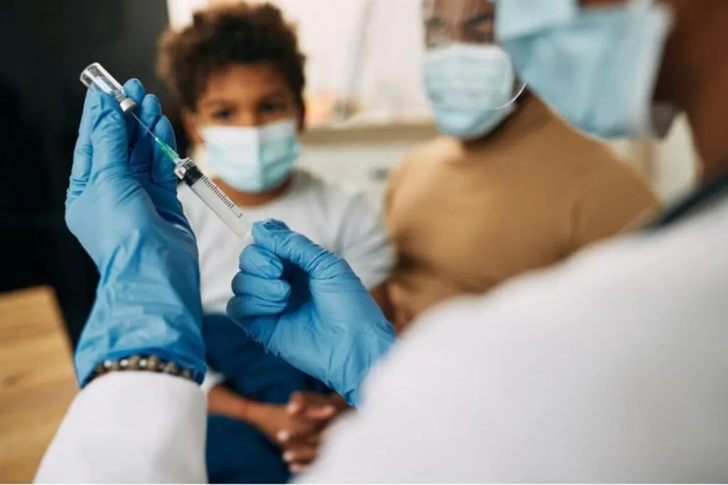 Vacina contra vírus sincicial respiratório começa a ser distribuída no Brasil